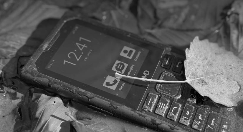 Új strapatelefon jön a HMD-től