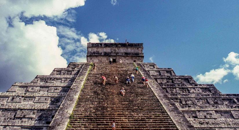 Felmászott a piramis tetejére, borzalmas, ami történt vele, figyelmeztetés ez az egész világnak