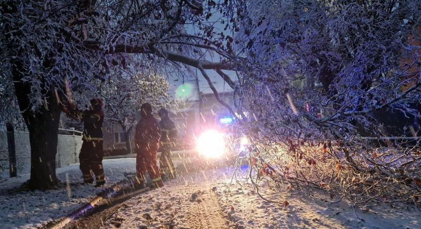 Még ma is ad munkát a hó a somogyi tűzoltóknak, félszáz riasztáson vannak túl