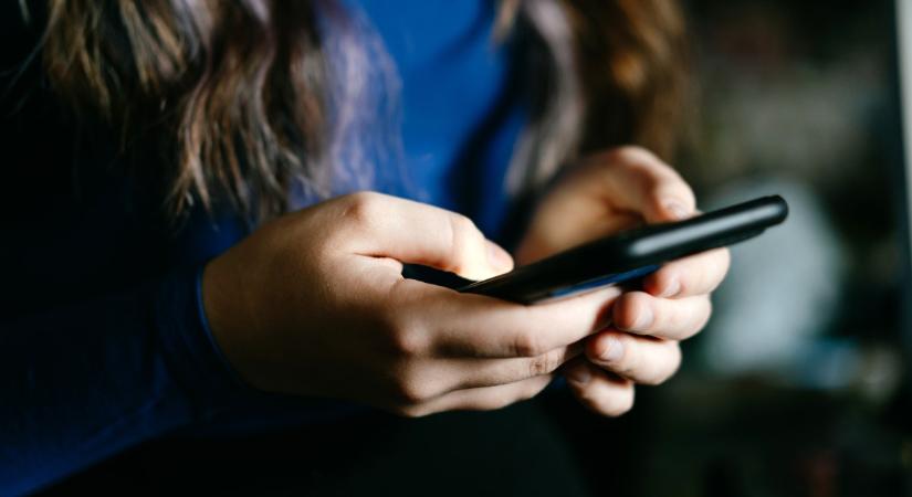 Kitiltják a közösségi média oldalakról a 16 év alattiakat Ausztráliában