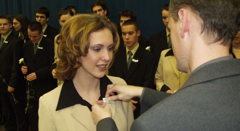 Keresd magad a képeken - végzős diákok szalagavatói az elmúlt évtizedekből (galéria)