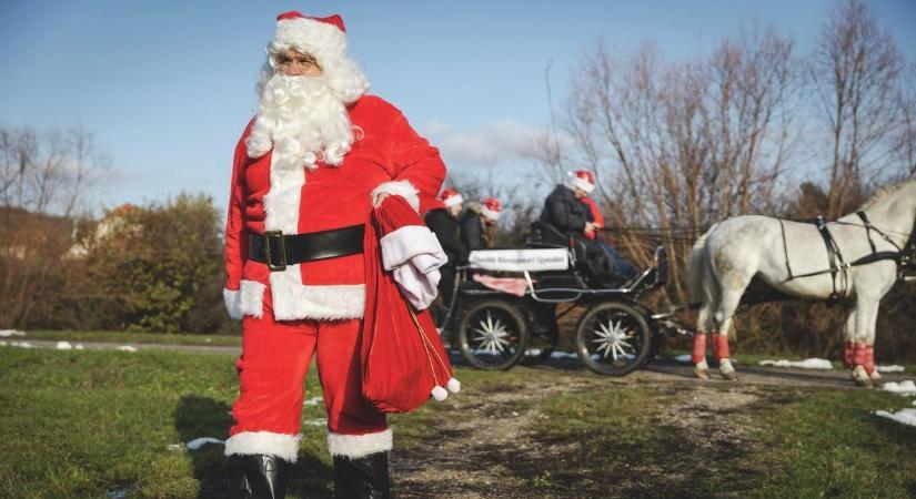 Tavaly kevés volt egy Mikulás – idén kettő járja lóháton Pusztaszert