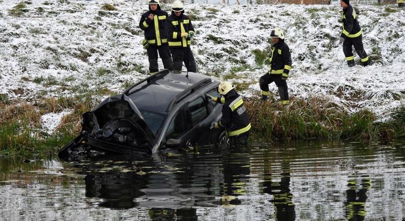A vízbe zuhant egy autó Balatonkeresztúrnál, videón a küzdelem a jeges vízzel