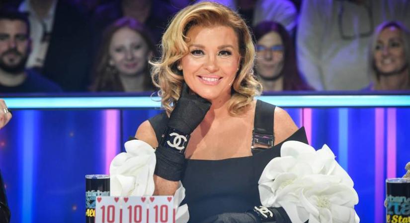 Az 52 éves Liptai Claudia ruhája nem sokat takar a ma esti Sztárban Sztárban: csak pár virág tartja össze a felsőjét