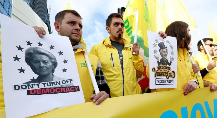 Elegük van Brüsszel politikájából: tízezrek tüntetnek Ursula von der Leyen terve ellen