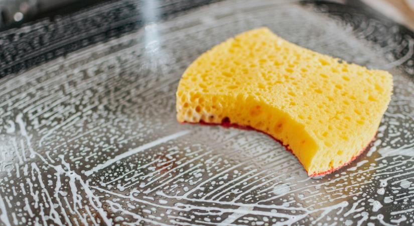 Egyetlen csepp ebből a vízbe, és az üveg úgy ragyog, mintha profi takarító csinálta volna – nem ablaktisztító és nem is ecet