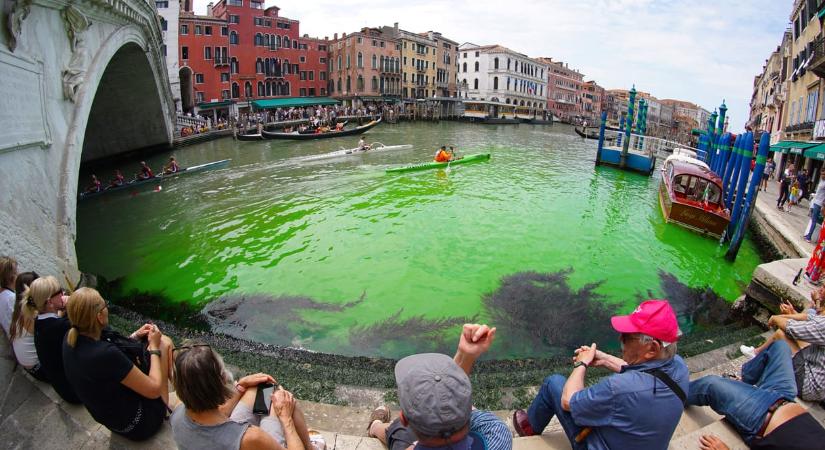 Zöldre festették Velence híres vízi főutcáját