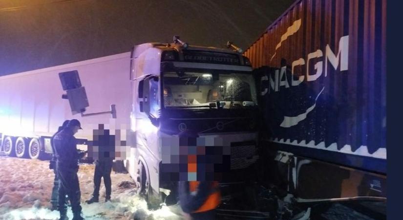 Kőkemény baleset Győr közelében - Kamion ütközött tehervonattal - fotó