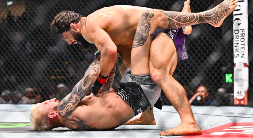 Megígérte, hogy összetöri ellenfele arcát, és pontosan ezt tette a ketrecharcos