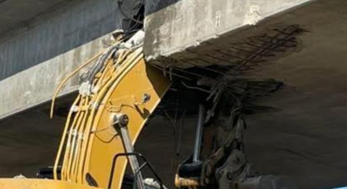 Nem a szemünk káprázik, tényleg felnyársalta a felüljárót egy markoló