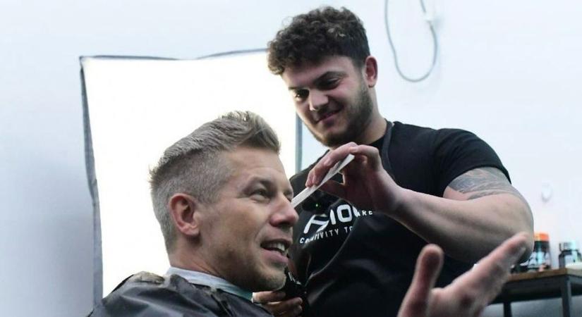 Ez a nárcisztikus ripacs most azzal dicsekszik a Facebookon, hogy a hajvágásáról szóló videót már 3 millióan látták