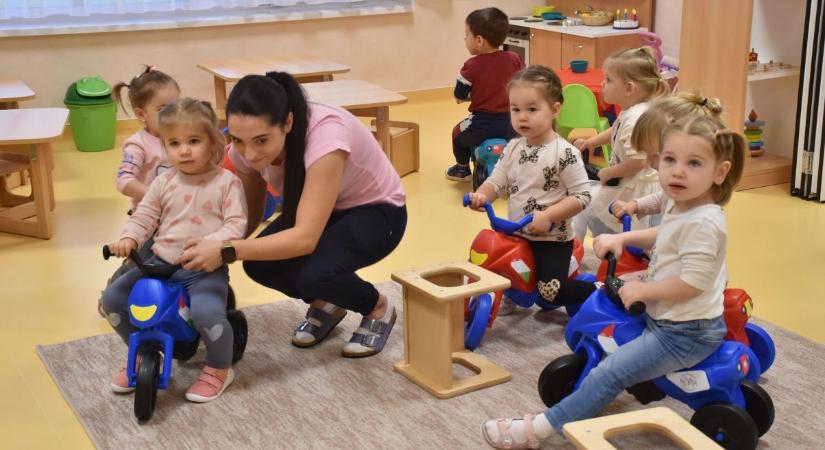 Kismotorok érkeztek a karcagi bölcsibe, fotókon mutatjuk a kicsik önfeledt örömét