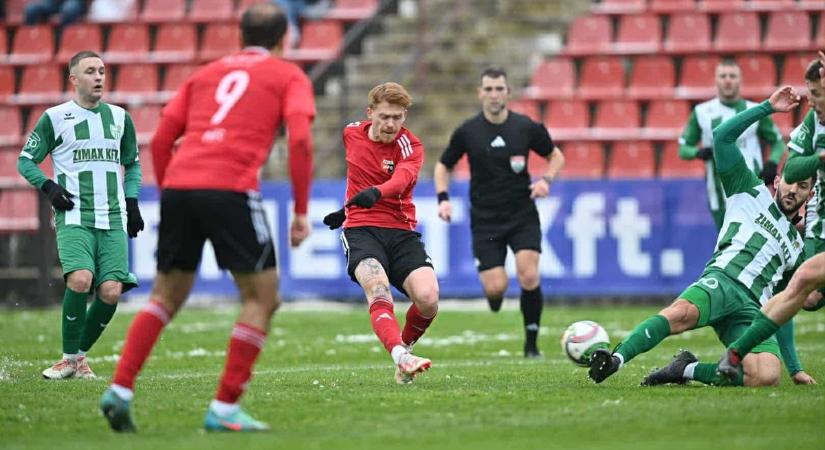 Gólvihar sepert át a PMFC mérkőzése felett