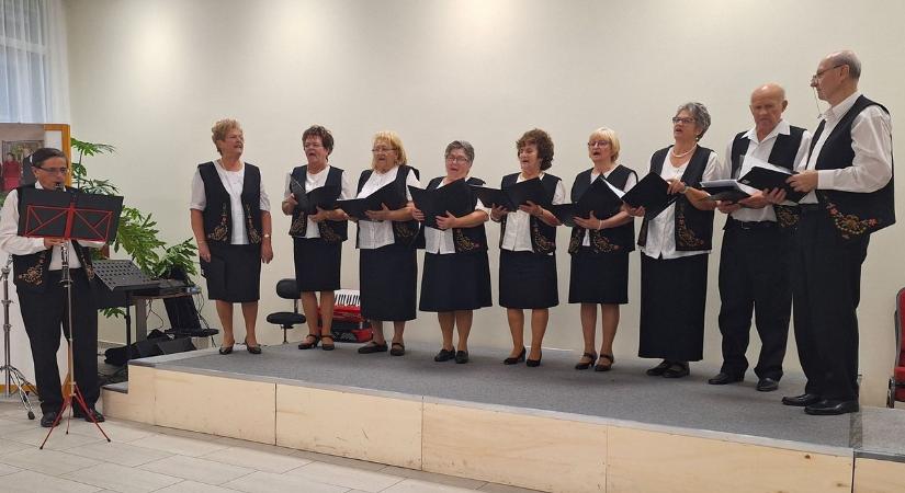 Énekszó zengte be a Senior Centert, így ünnepeltek a szegedi kórusok – galériával