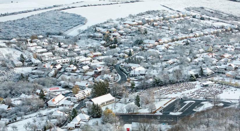 Időjárási káosz a Balaton mellett, magyar sportolók segítettek – videó