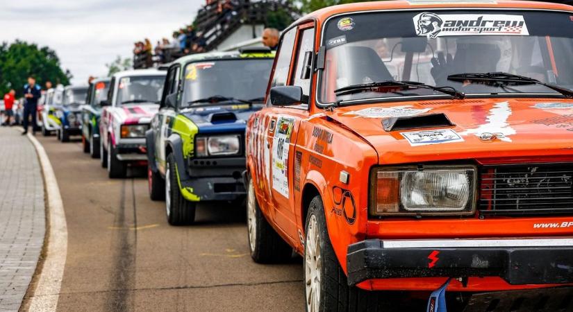 Drift a bánkúti havas úton - videón a manőver