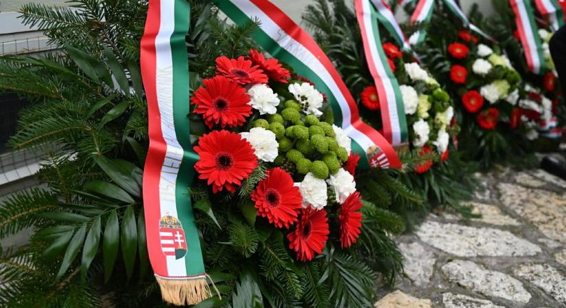 Koszorúzással egybekötött megemlékezés Balatonfüreden (galéria, videó)