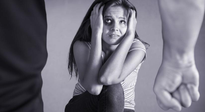 A lányt félholtra verték, az anyát megfenyegették – a rendőrség is keresi az elkövetőt