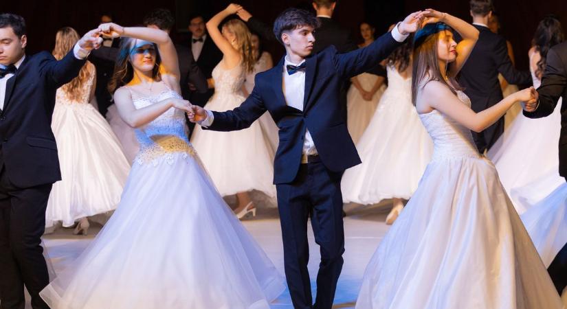 Hófehér ruhák, suhogó szoknyák - az Árpád Gimnázium is megtartotta szalagavatóját Galéria, videó