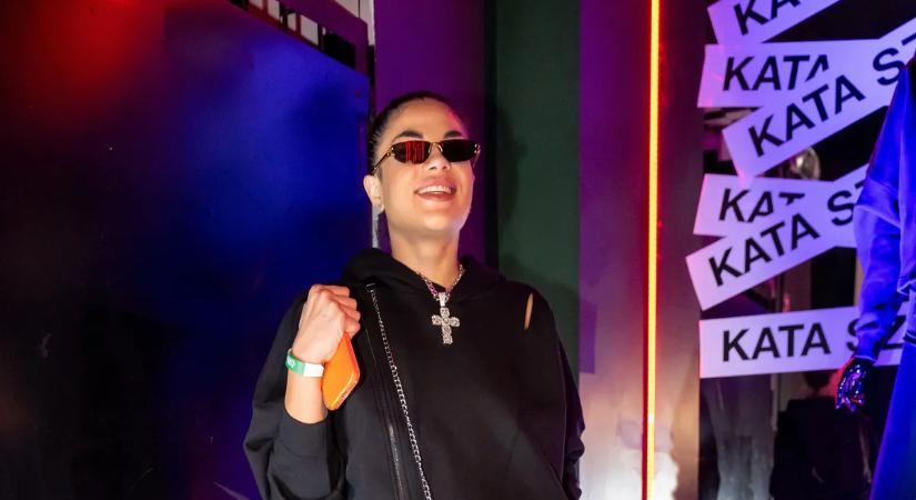 Gáspár Evelin tudja, hogyan kell mulatni: melltartós szettben jelent meg a vacsorán