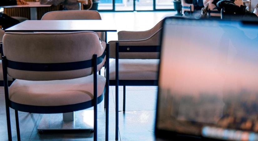 Soha ne használd a nyilvános wifit, így lopják el a banki adataidat a kiberbűnözők: riadót fújt a Google