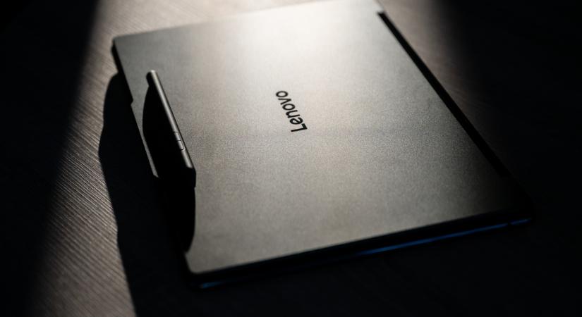 Vége a konnektorvadászatnak? Brutális üzemidőt villantott a Lenovo új hibridje