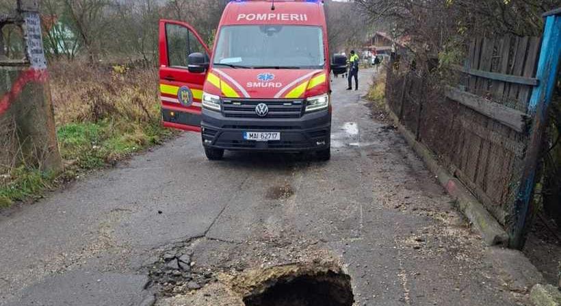 Akkor „kráter" volt az aszfalton, hogy egyszerre két gyalogos esett bele – Kórházba szállították őket
