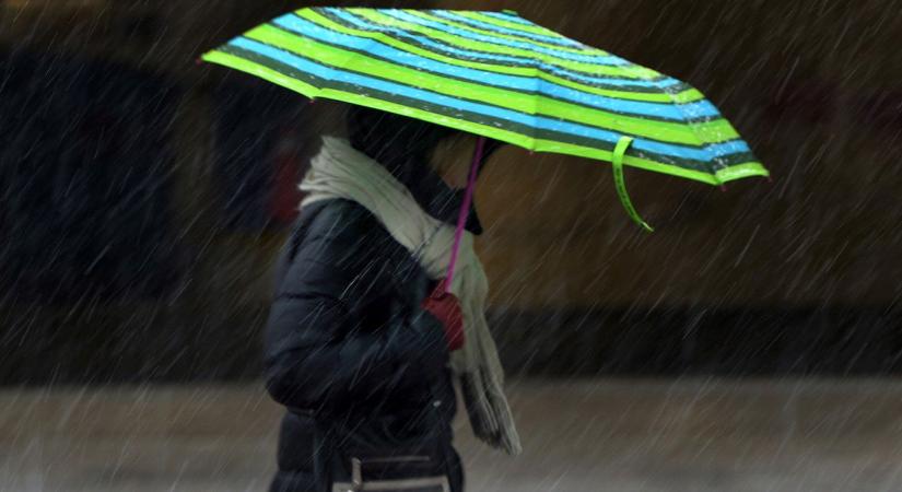 11 vármegyére zúdul az eső, megállíthatatlanul közeleg az ország felé az újabb csapadékhullám? Részletes időjárás-előrejelzés