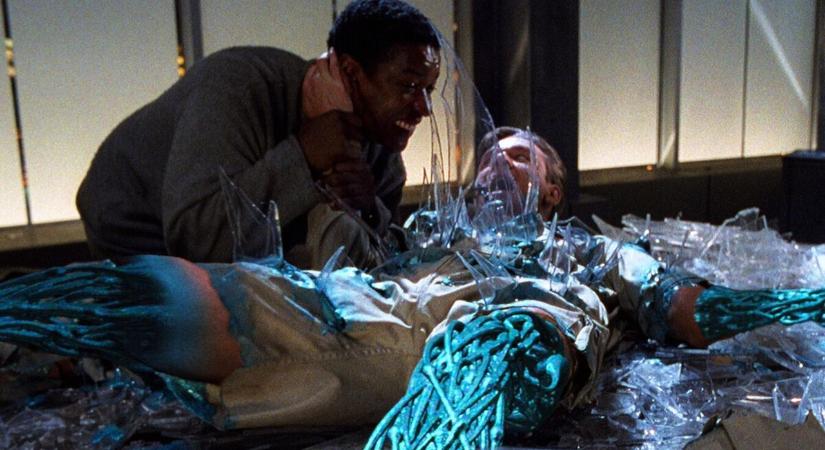 Az elfeledett Russell Crowe sci-fije, amely 30 éve az AI sötét oldaláról üzent