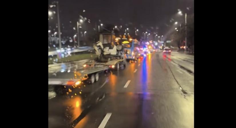 Tömegesen kaptak defektet az autósok egy budapesti plázánál szombat este