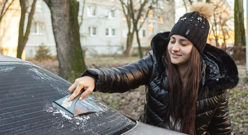 A spray vagy a kaparó tünteti el jobban a jeget a szélvédőről? Így láss jobban a kocsidból télen