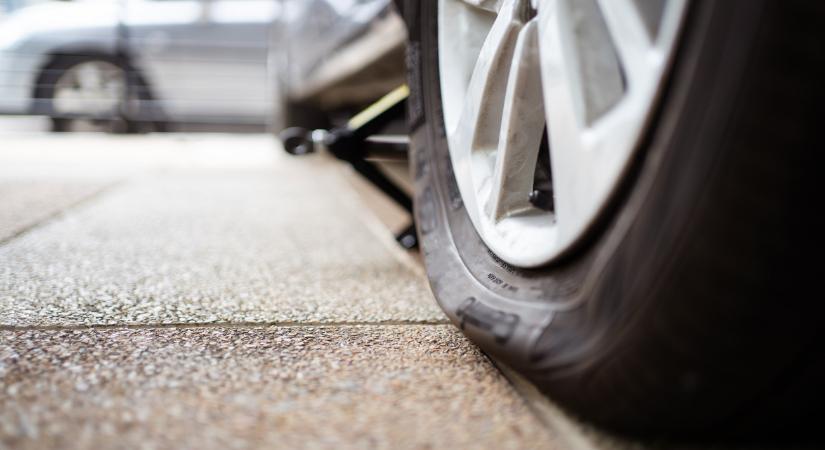 Kiderült, miért kapott defektet tucatnyi autós a budapesti plázánál