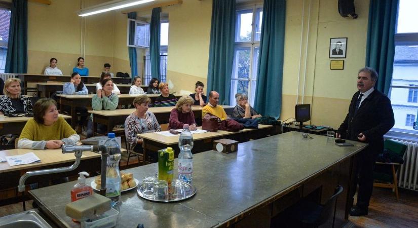 A gyöngyösi csontcsikók ma is tisztelettel emlékeznek a legendás tanárukra