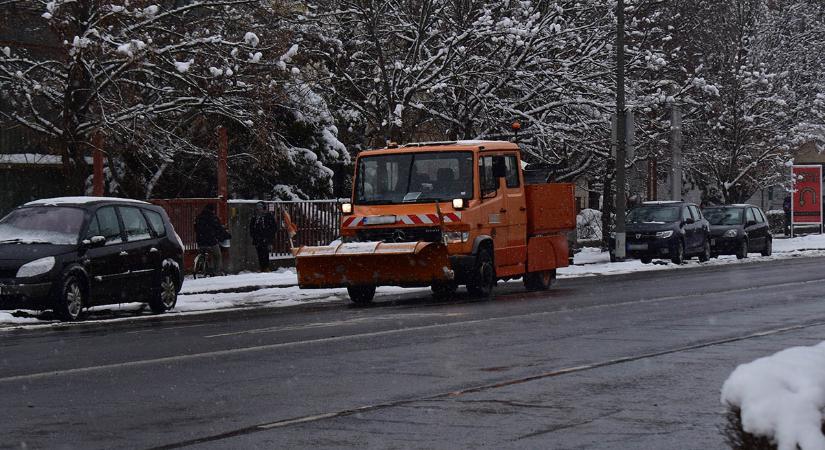 Közel 300 munkagéppel dolgozott a Magyar Közút az elmúlt 24 órában