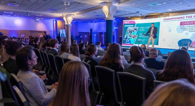 Ezt csúnyán benézte a 444: megpróbálták lehúzni az MCC nemzetközi drogügyi konferenciáját (VIDEÓ)