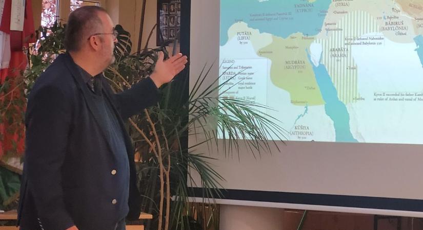 75. tanévforduló alkalmából, izgalmas előadás a Sárbogárdi Petőfi Sándor Gimnáziumban