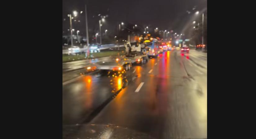 A hideg miatt mély kátyú lett a Lurdy háznál, legalább 14 autó kapott defektet szombaton