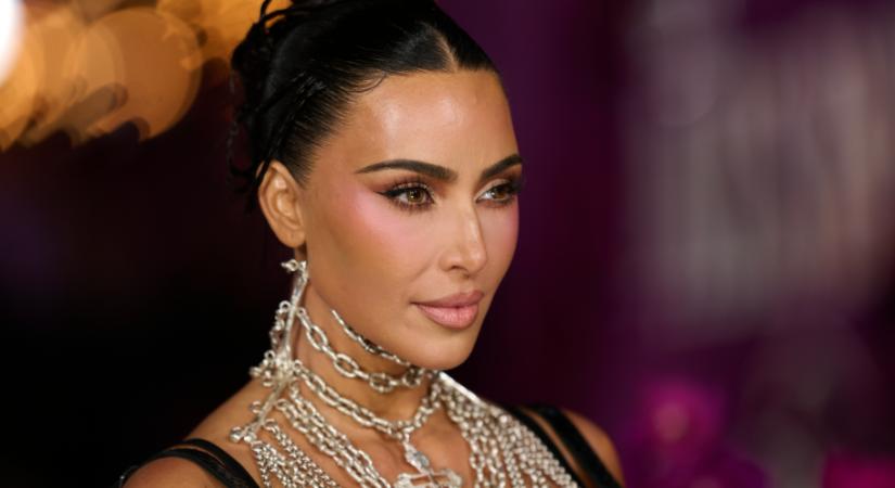 Kim Kardashian egy biztostűkkel tarkított dressben pompázott – itt a fotó