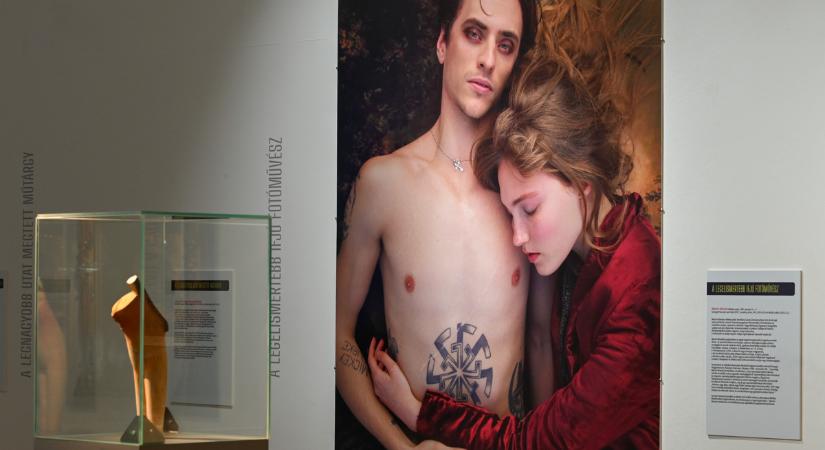 Hogyan kerül közös kiállításba egy ledöntött Lenin szobor és Martin Wanda fotója?