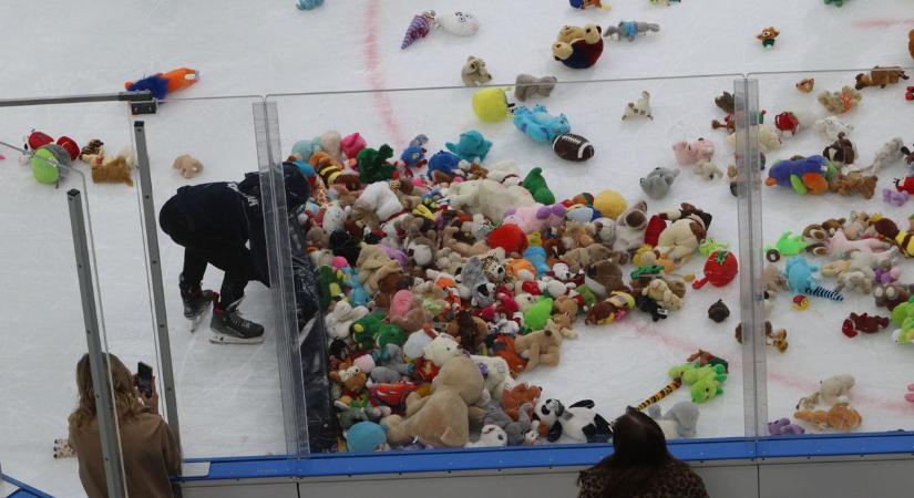 Plüssállatok lepték el a MET Aréna jegét