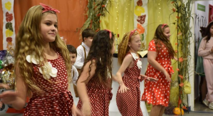 Telt ház az őszi bálon: a kiskulcsosi iskola udvarát fejlesztik a bevételből – galériával, videóval