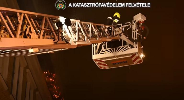 Videón, ahogy hatalmas lángokkal ég egy épület teteje Ferencvárosban