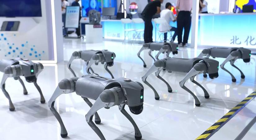 A hadiipar vérfagyasztó jövője már most fenyeget Kínában, videón a felfegyverzett robotkutyák gyakorlatozása