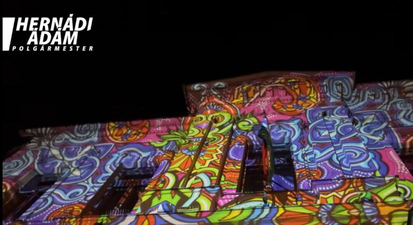Látványos újdonság az idei Esztergomi Adventen, videón a karácsonyi fényfestés