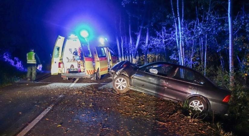 Drámai pillanatok a 32-esen: árokba csapódott és felborult egy autó