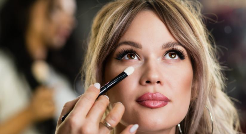 Ezt a sminktrüköt muszáj kipróbálod – így búcsút mondhatsz a karikás szemeknek