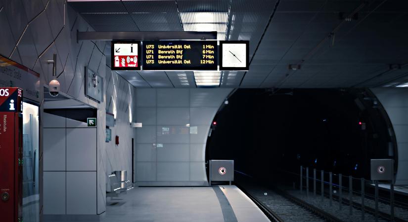 Hasba szúrta a metrón, pedig csak arra kérte, hogy beszéljen halkabban