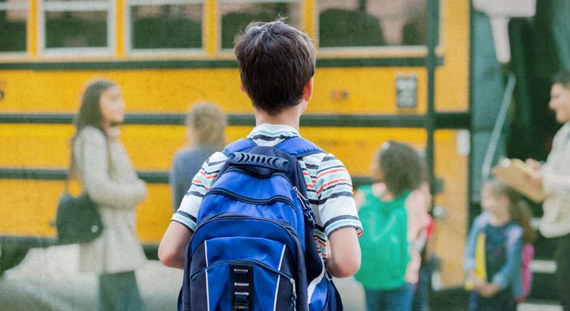 A kisfiam egyedül buszozik az iskolába. Mobil és GPS-tracker nélkül!