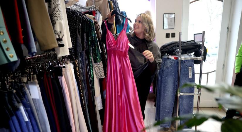 Legyen mutatós és többször használatos - startol a báli ruhaszezon