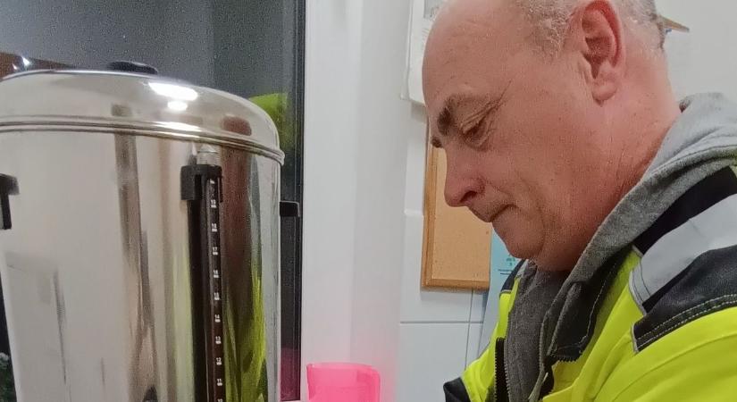 A kukások forró teával indulnak a napi járatra